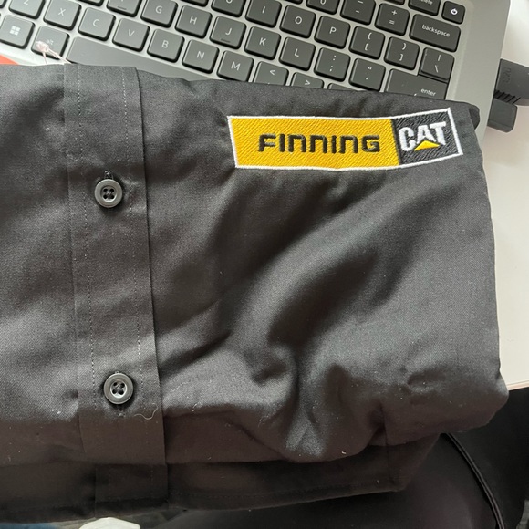 Finning cat work shirt NEW - Picture 2 of 3